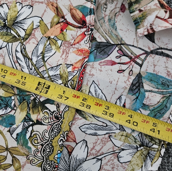 Sleeveless tunic. Hi-low hemline. Flat friendly! - Picture 6 of 7